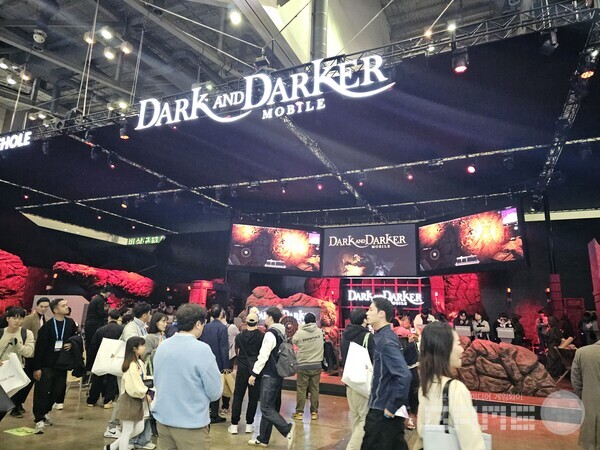멀리서 봐도 잘 보이는 크래프톤의 다크앤다커 모바일 부스 /게임와이 촬영