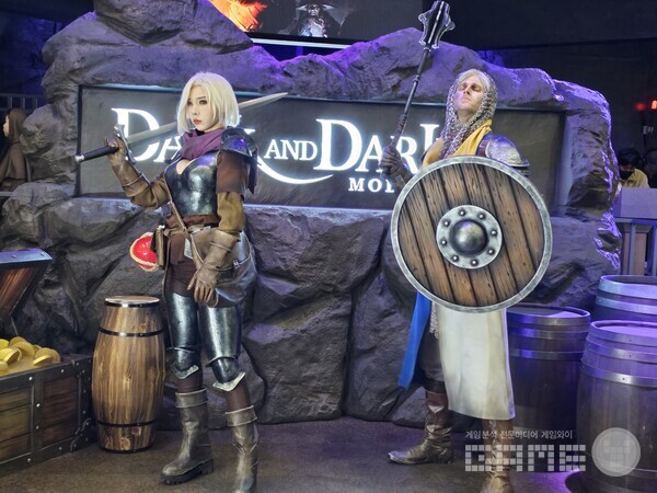 멀리서 봐도 잘 보이는 크래프톤의 다크앤다커 모바일 부스 /게임와이 촬영