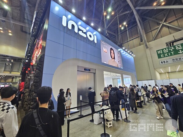 심즈 스타일 시뮬레이션 게임 '인조이' 부스 /게임와이 촬영