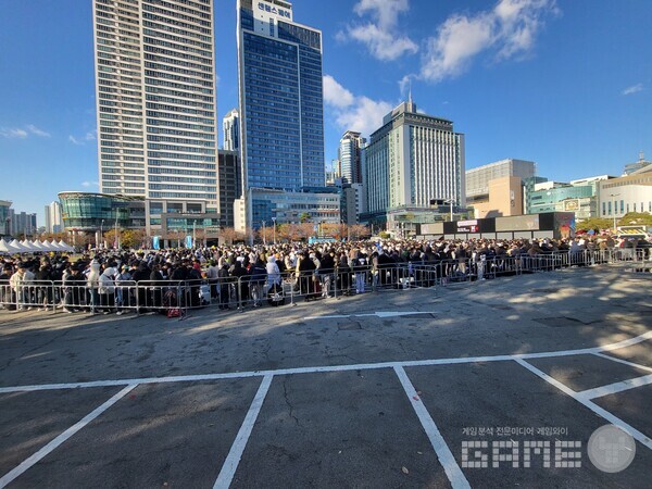 18일 지스타 입장을 기다리는 외부 대기열 / 게임와이 촬영