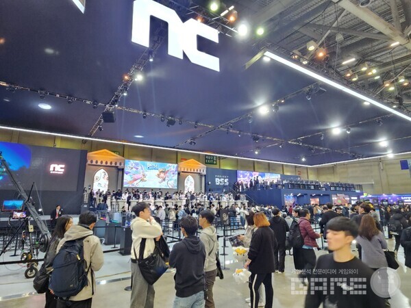 엔씨의 부스에는 시작하자마자 많은 인원들이 몰렸다 / 게임와이 촬영 