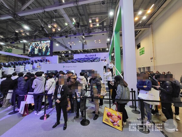 작년 지스타 2관에서 큰 사랑을 받았던 별이되어라 2도 구글플레이 부스로 돌아왔다 / 게임와이 촬영 