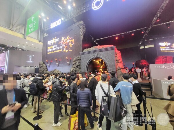 크래프톤의 기대작 다크앤다커 모바일에도 많은 대기열이 생겼다 / 게임와이 촬영