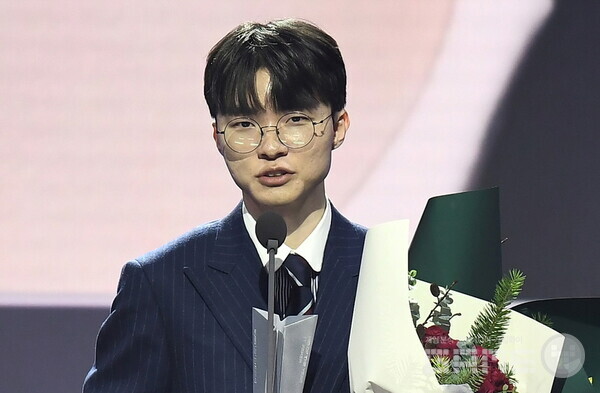 2023 LCK 어워드에서 '올해의 선수' 및 'MID OF THE YEAR'로 선정된 '페이커' 이상혁 /LCK