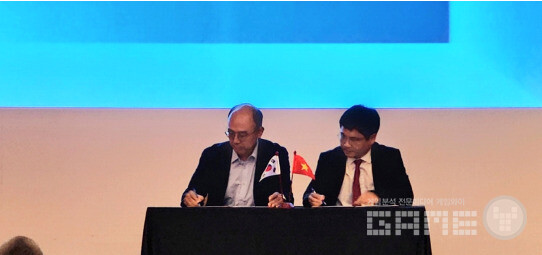 위정현 한국게임학회장(왼쪽)과 당 화이 박 베트남 PTIT 총장(오른쪽) /한국게임학회