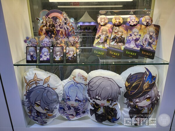 이날 현장 이용자들과 이야기 해본 결과, 스타레일 관련 굿즈가 가장 구하기 어려웠다는 답을 들었다 / 게임와이 촬영