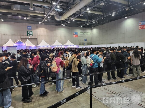 목요일 오후 12시쯤이며, 당시 관련 스태프가 당일 굿즈 구매가 어려울 수도 있다는 말을 언급했다 / 게임와이 촬영