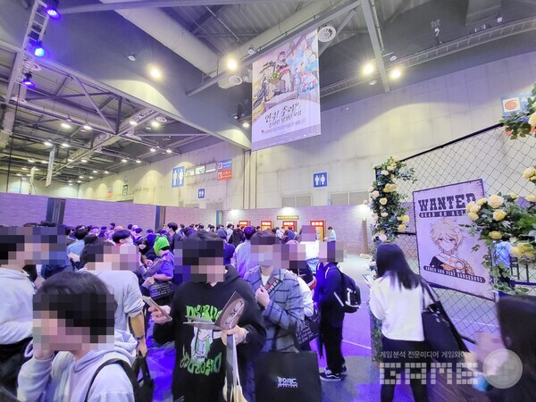 원신 부스가 가장 큰 만큼, 내부 대기열이 생각 이상으로 긴 편이다 / 게임와이 촬영