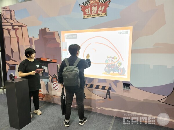 젠레스 존 제로 부스는 직접 체험하는 방식의 이벤트가 많아 생각보다 회전률이 낮았다 / 게임와이 촬영