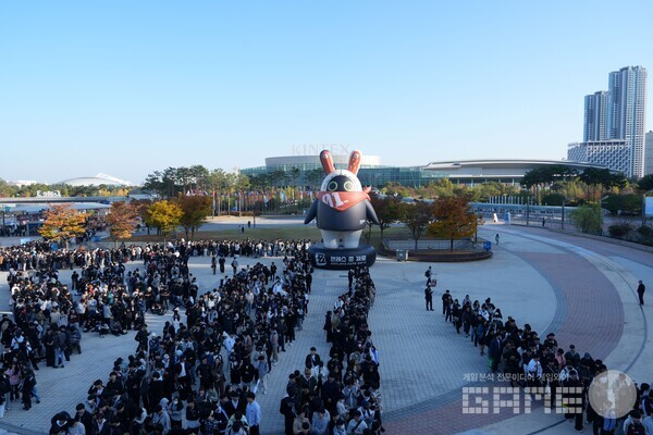 이른 시간임에도 불구하고 외부까지 대기열이 이어졌다 / 게임와이 촬영 