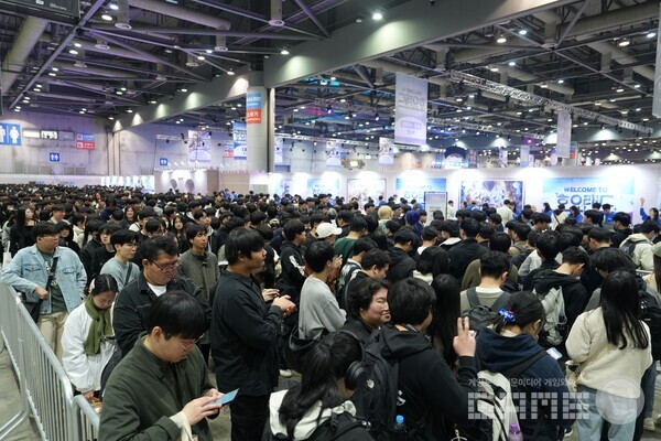 내부에도 가득찬 대기열 상황 / 게임와이 촬영