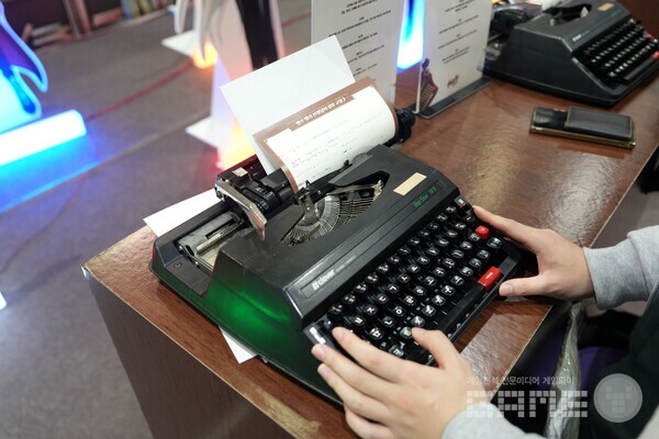 타자기를 통해 진행된 붕괴3rd 부스의 이벤트 / 게임와이 촬영