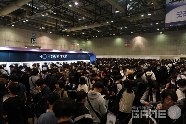 너무나도 길었던 주말 굿즈존 대기열의 모습 / 게임와이 촬영