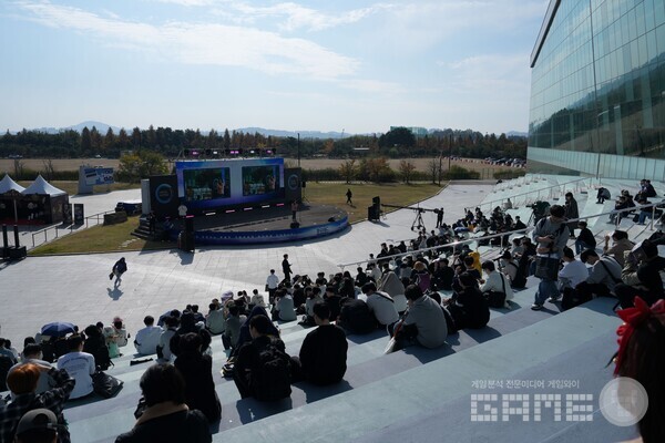 코스프레 퍼레이드, 드룐쇼가 펼쳐질 예정인 무대 스테이지의 모습 / 게임와이 촬영