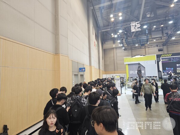 저 멀리 엔드필드 로고가 보인다. 명일방주 엔드필드 /게임와이 촬영