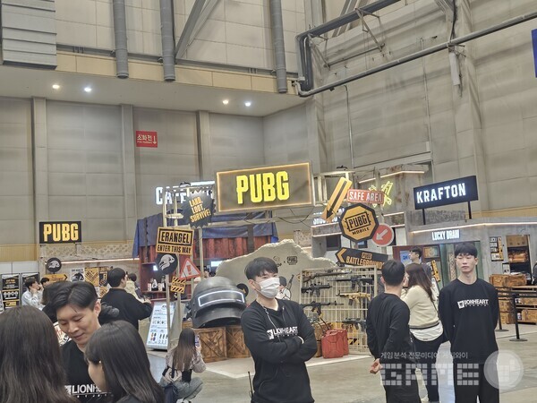 인산인해를 이룬 지스타 크래프톤 펍지 카페 /게임와이 촬영