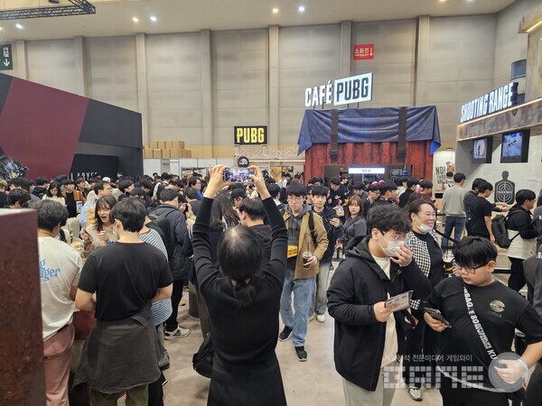인산인해를 이룬 지스타 크래프톤 펍지 카페 /게임와이 촬영