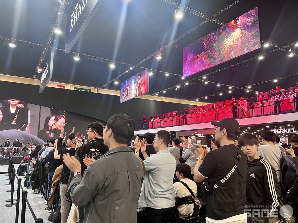 공연이 끝난 후 환호중인 관람객 / 게임와이 촬영