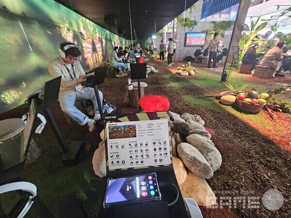 다양한 조작 설명서를 보면서 즐기는 시연 장면. 지스타 딩컴 모바일 /게임와이 촬영