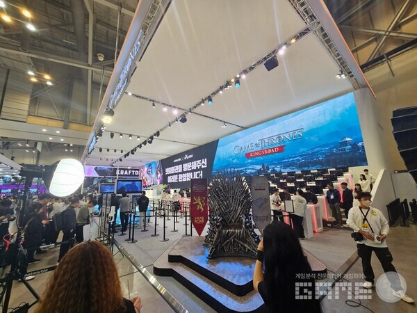 왕좌의 게임 왕좌에 앉아 사진을 찍는 관람객으로 붐볐다 / 게임와이 촬영