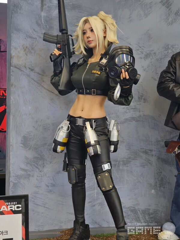 크래프톤 프로젝트 아크 부스. 여성은 크롭탑에 가죽바지 팬션으로 각선미가 드러내면서 게임의 분위기를 잘 드러냈다. /게임와이 촬영