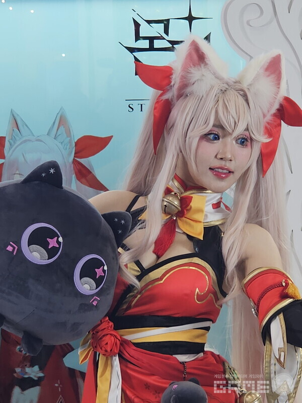 넷마블 부스의 몬길 스타 다이브 코스어 /게임와이 촬영