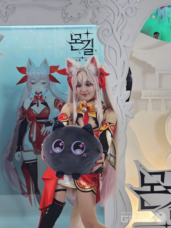 넷마블 부스의 몬길 스타 다이브 코스어 /게임와이 촬영