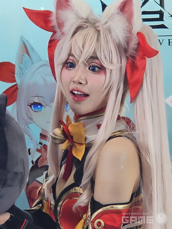 넷마블 부스의 몬길 스타 다이브 코스어 /게임와이 촬영