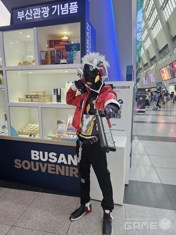 호요버스의 젠제스 존제로의 의상을 완벽하게 소화한 복장의 코스어 /게임와이 촬영