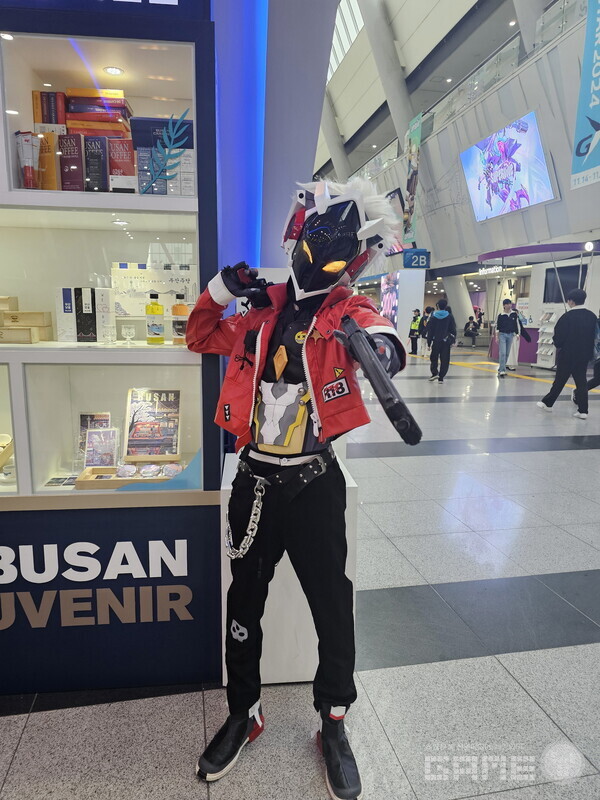 호요버스의 젠제스 존제로의 의상을 완벽하게 소화한 복장의 코스어 /게임와이 촬영