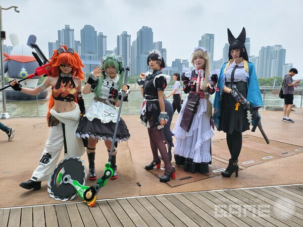 시간에 맞춰 행사장을 돌아다니면 젠레스 존 제로의 코스어들도 만나볼 수 있다 / 게임와이 촬영