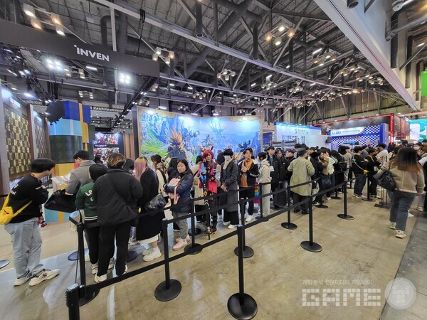 내년이 10주년인만큼 지스타를 비롯한 오프라인 행사도 계획하고 있다고 답했다 / 게임와이 촬영