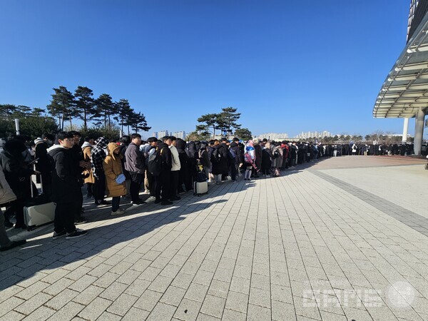 돌고돌아 제1전시장 입구 인근까지 온 이들의 표정은 행복해 보인다. /게임와이 촬영