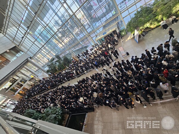 하지만 안에는 이렇게 긴 줄이 남아 있다. 밖에서 실내로 이어진 기나긴 줄 /게임와이 촬영