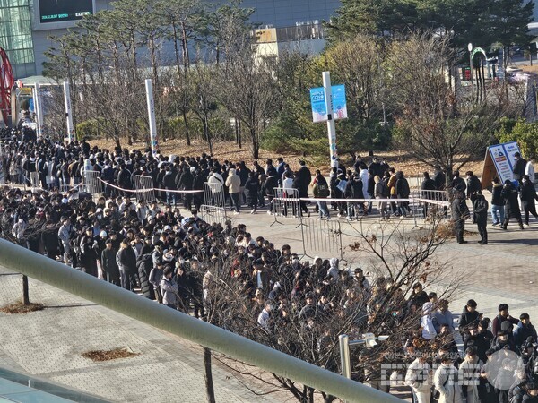 올해도 제2전시장 가는 길 중간까지 이어진 AGF2024 입장 줄 /게임와이 촬영