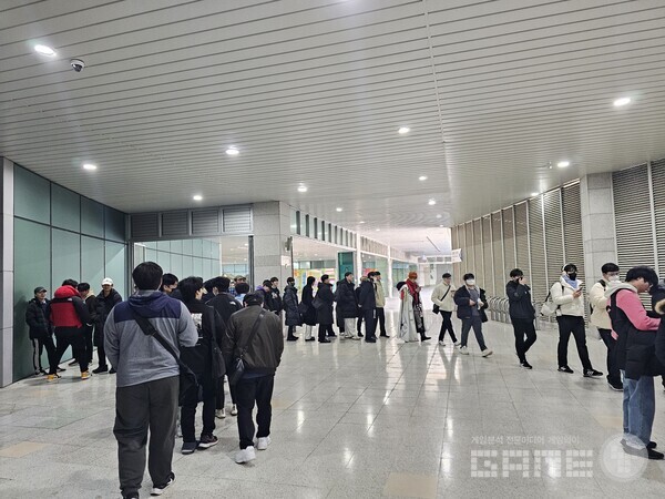 여기가 대기줄의 끝이었다. AGF2023 /게임와이 촬영