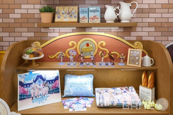 귀염 뽀짝한 굿즈는 못 참지~ 다양한 미니게임과 무대 이벤트, 럭키 드로우 등에 참여하면 아크릴 스탠드, 키링, 담요, 띠부띠부씰, 안경클리너 등을 제공한다. 프로젝트C /라이온하트