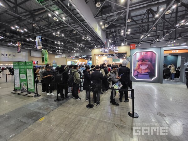 AGF 입장 후 얼마지나지 않았음에도 에픽세븐 부스에 대기열이 빠르게 생겨났다 / 게임와이 촬영