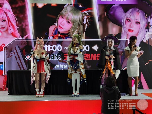 아우터플레인 코스어들의 경우 같이 사진을 찍고 사인을 받는 팬사인회도 진행했다 / 게임와이 촬영