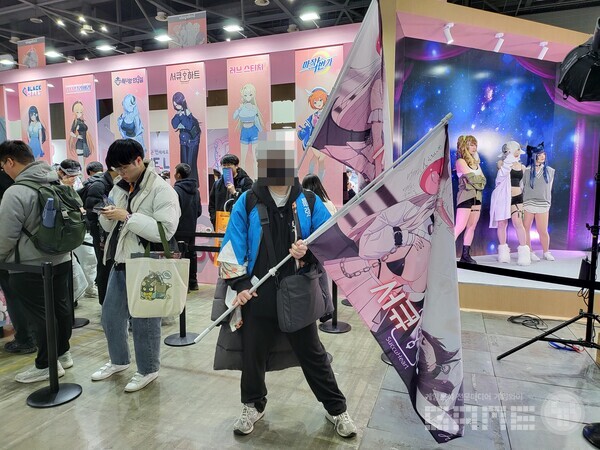 러브랩에 다양한 작품이 있는만큼, 서큐하트의 팬도 현장에 방문해 애정을 드러냈다 / 게임와이 촬영