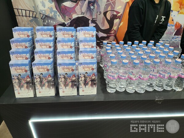 기다리느라 지친 이용자들을 위한 물 제공 서비스 / 게임와이 촬영