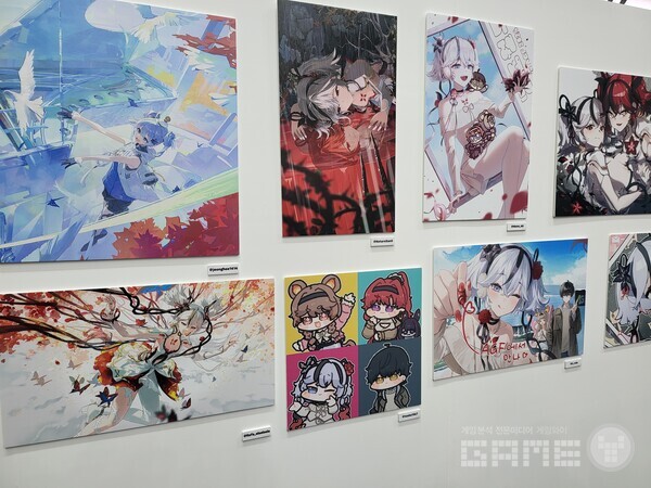 인기 작가들의 명조 일러스트가 전시된 공간 / 게임와이 촬영