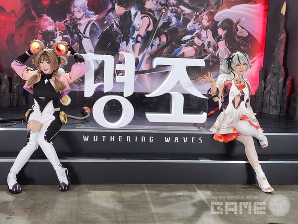 명조 부스의 앞에서는 코스어를 만나볼 수 있다 / 게임와이 촬영