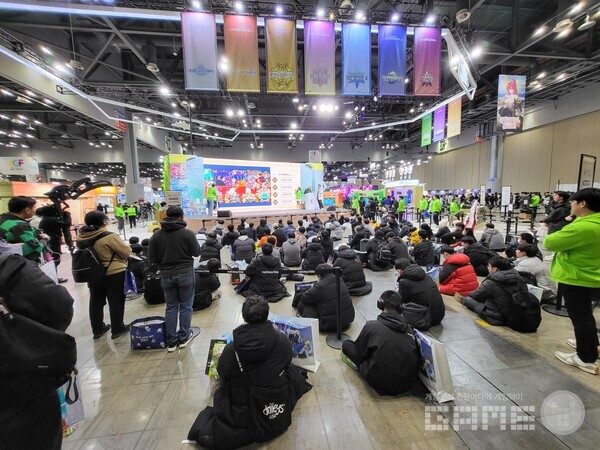 늦은 시간임에도 넷마블 페이트 그랜드 오더 부스에 많은 이용자들이 남아있었다 / 게임와이 촬영