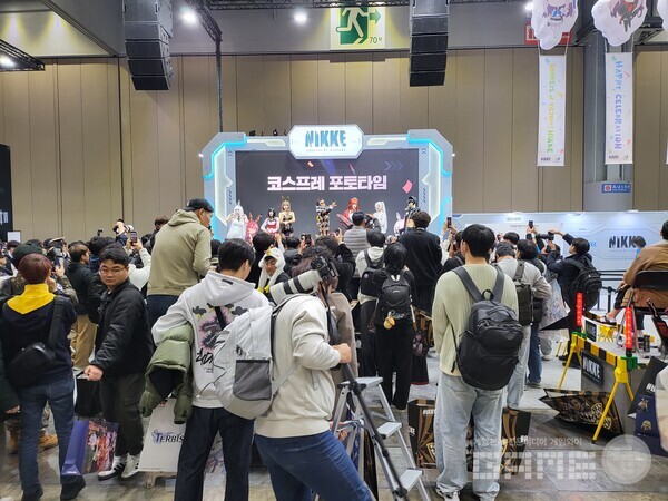니케 부스에서 마지막에 진행된 코스프레 포토타임에 모인 인파 / 게임와이 촬영