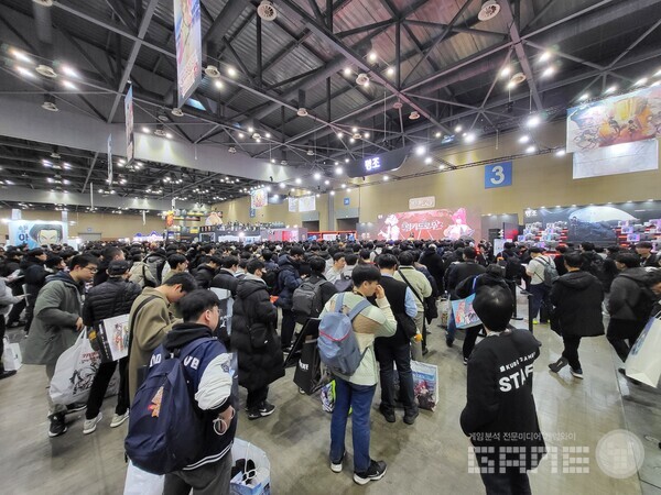 명조의 럭키드로우 시간이 찾아오자 많은 이용자들이 가운데로 모이기 시작했다 / 게임와이 촬영