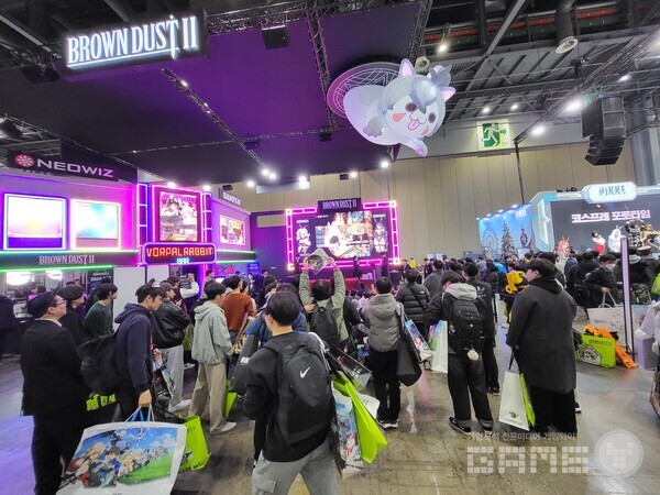 브라운더스트 2 부스에도 끝까지 많은 이용자들이 남았다 / 게임와이 촬영
