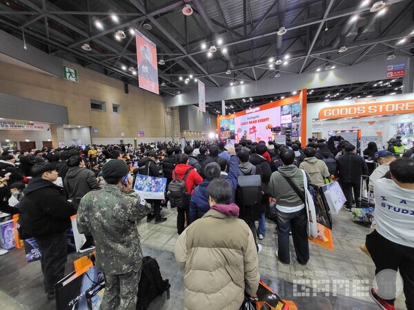 스마일게이트의 럭키 드로우 시간에 모인 인파 / 게임와이 촬영