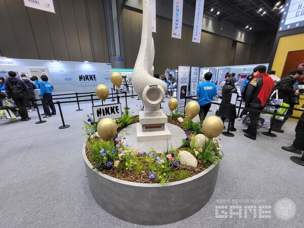 부스에 입장하면 승리의 날개 장식물을 만나볼 수 있다 / 게임와이 촬영