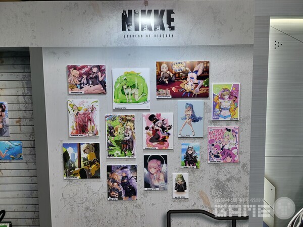 유명 작가들이 보내준 니케 일러스트를 감상할 수 있다 / 게임와이 촬영